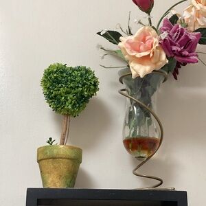 NWOT - Heart Shaped Plastic Garden Grass Ball Topiary Tree Pot Dried Plant